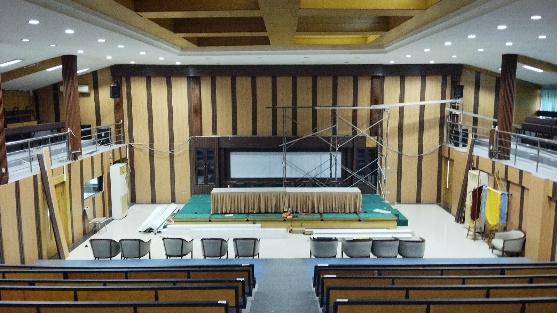Pemasangan WPC untuk Auditorium Universitas